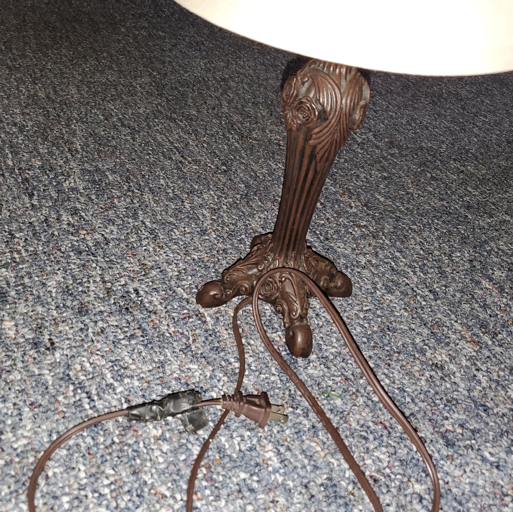 BEAUTIFUL CHEYENNE VICTORIAN STYLE LAMP ROSES